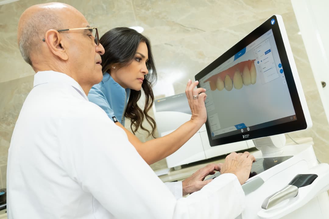Especialistas de Barrios Dental Care revisando un diseño dental digital en pantalla CAD/CAM