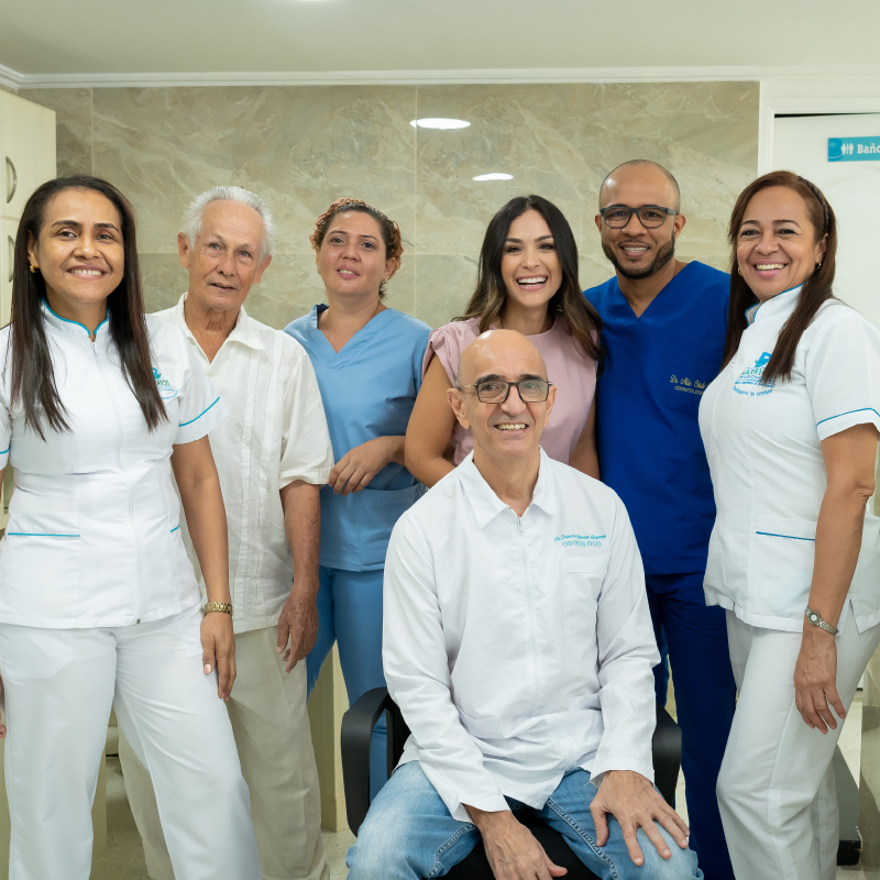 Grupo de ortodoncistas y diseñadores de sonrisa y esteticistas