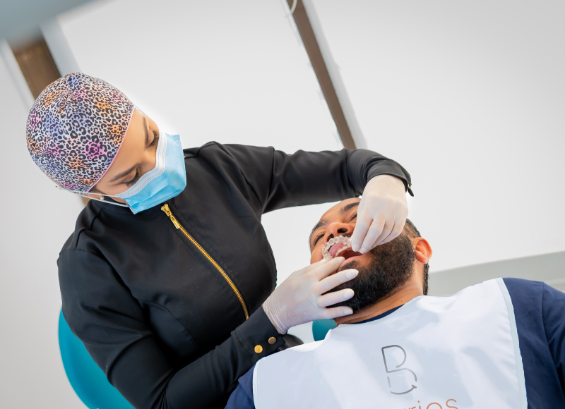 Ortodoncista realizando un tratamiento dental en Cartagena