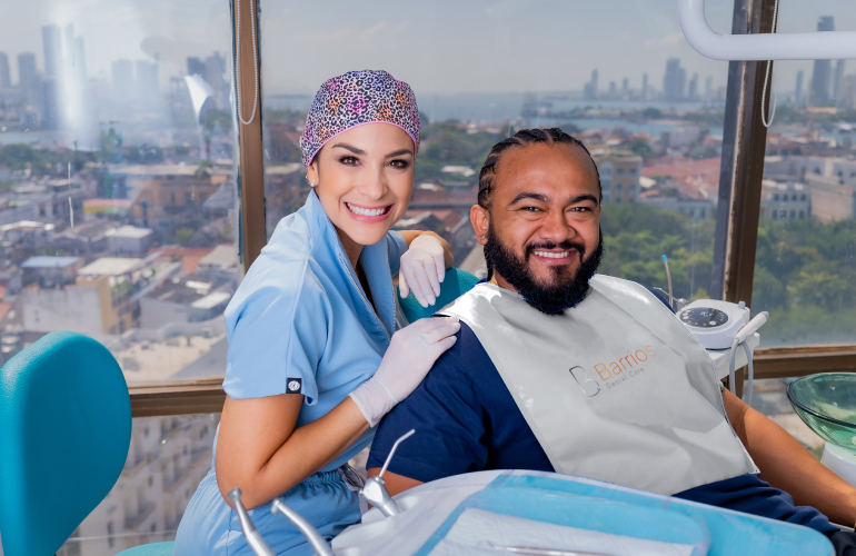 Paciente satisfecho con la atención prestada en Barrios Dental Care