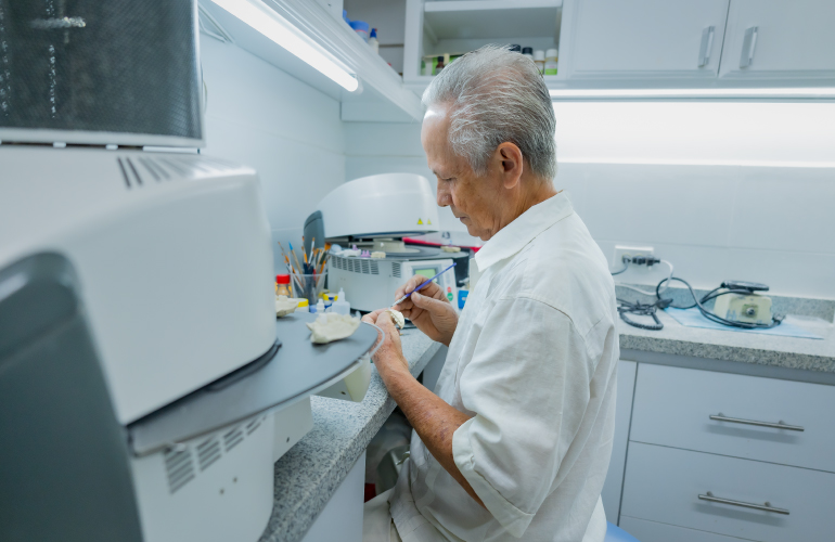 Especialista dental realizando una prótesis Dental