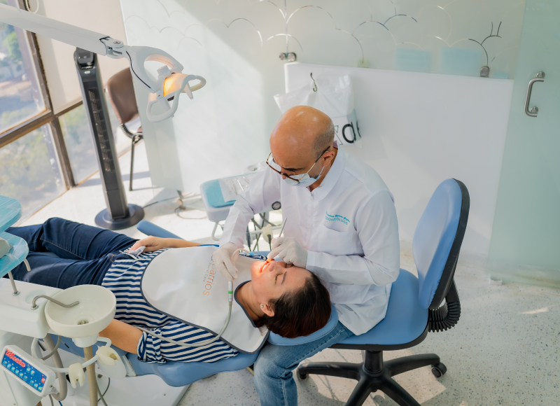 odontólogo realizando procedimiento dental